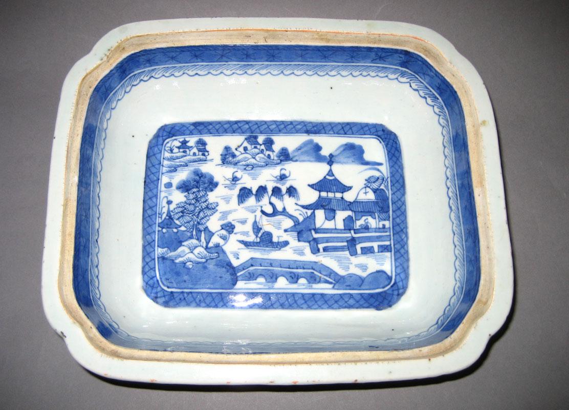 2006.0013.004 Dish and Cover (dish interior)