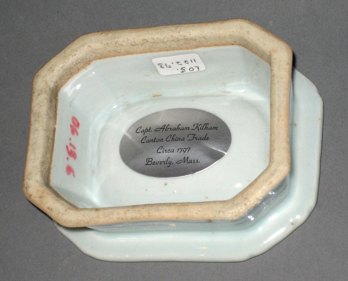 2006.0013.006 Porcelain salt, bottom