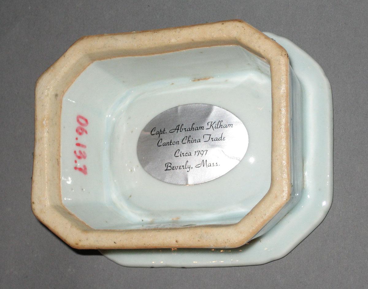2006.0013.007 Porcelain salt, bottom