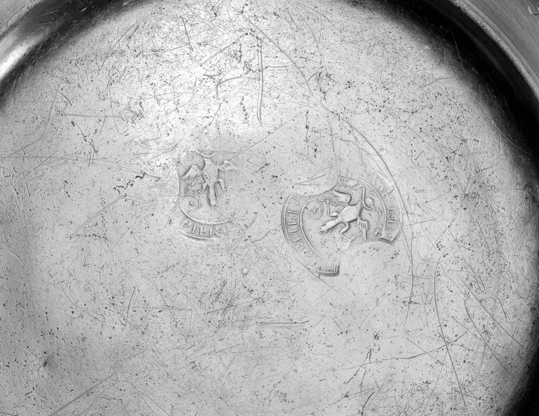 1953.0017 Pewter plate (mark)