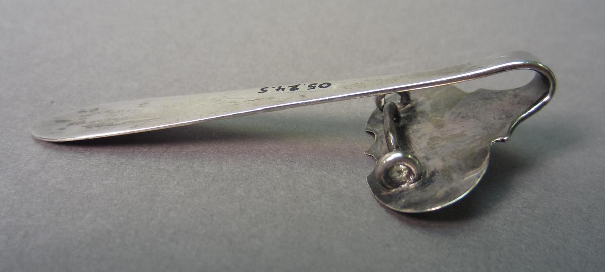 2005.0024.005 Chatelaine, Underside