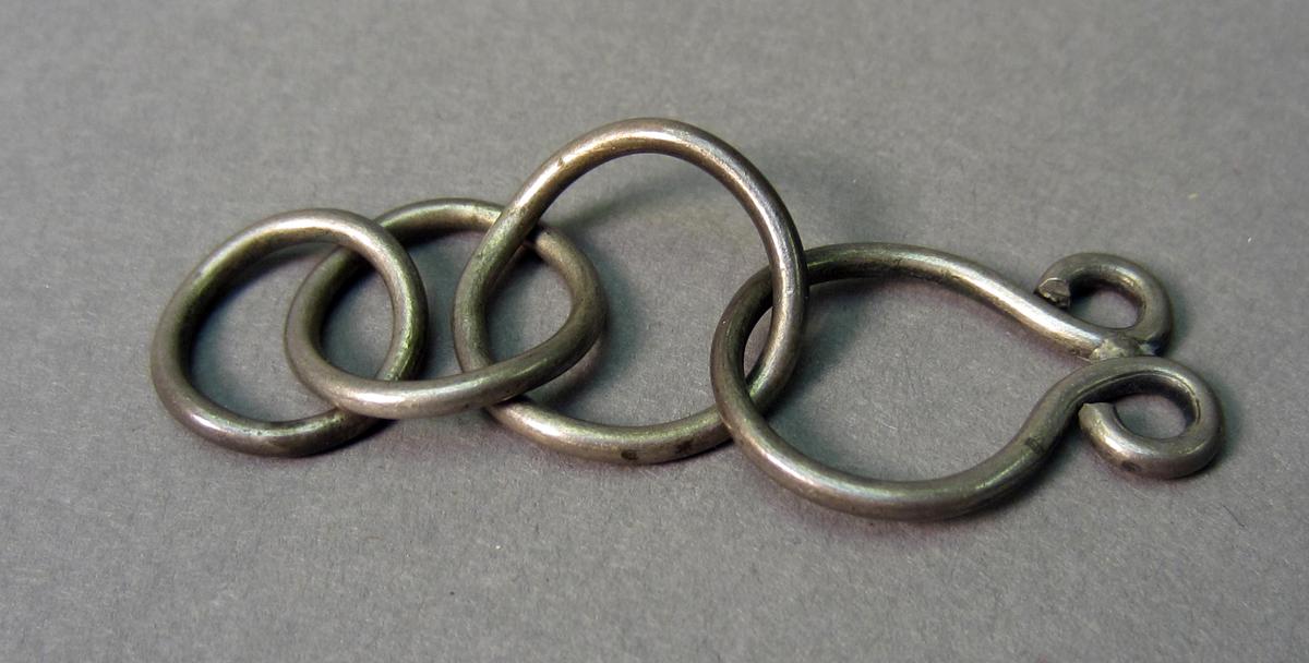 2005.0024.006 A Chain and hook