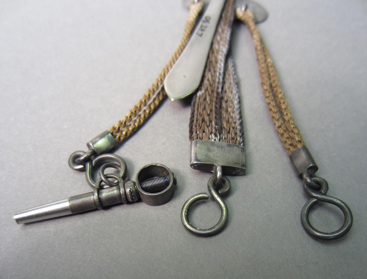 2005.0024.007 Chatelaine, Ends
