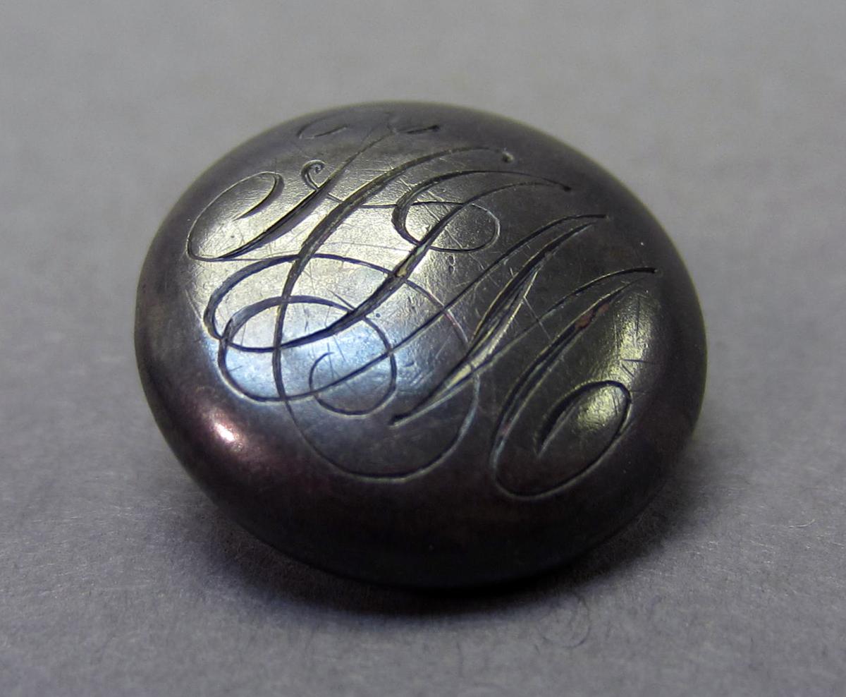 2005.0024.008 B Button, Front