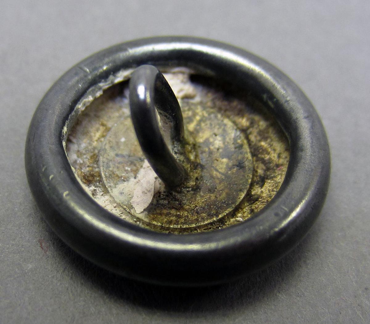 2005.0024.008 B Button, Underside