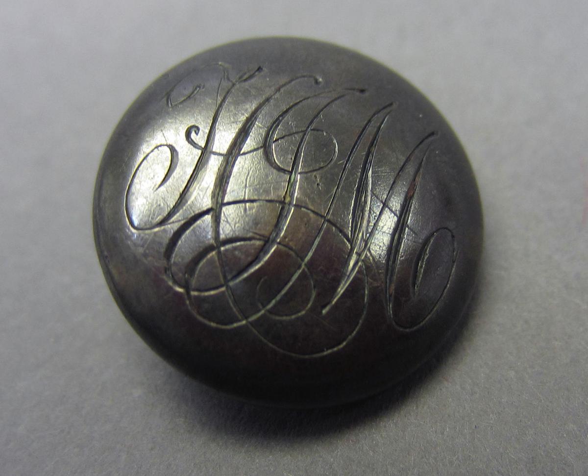 2005.0024.008 B Button, Script