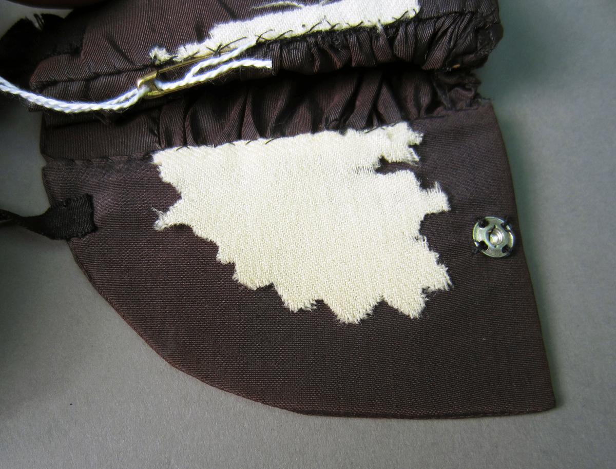 2005.0033 Needle case, Interior
