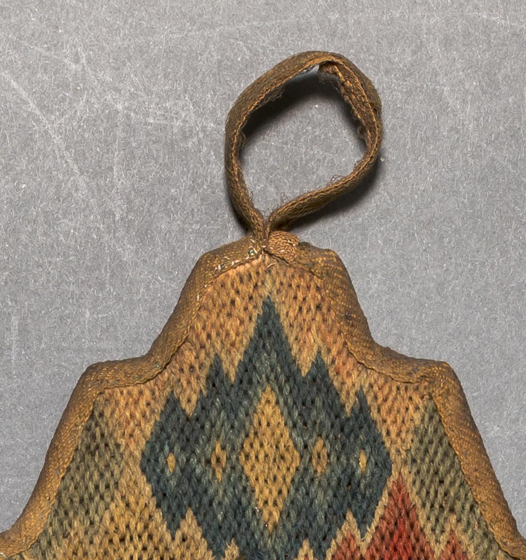 1958.1525 Wall pocket, detail 3