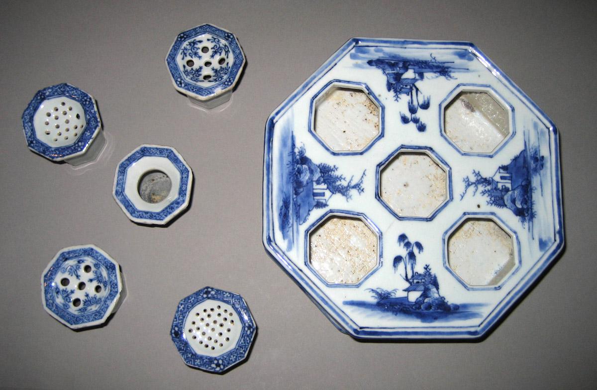 1958.1529 A-F Porcelain Inkstand upper surface
