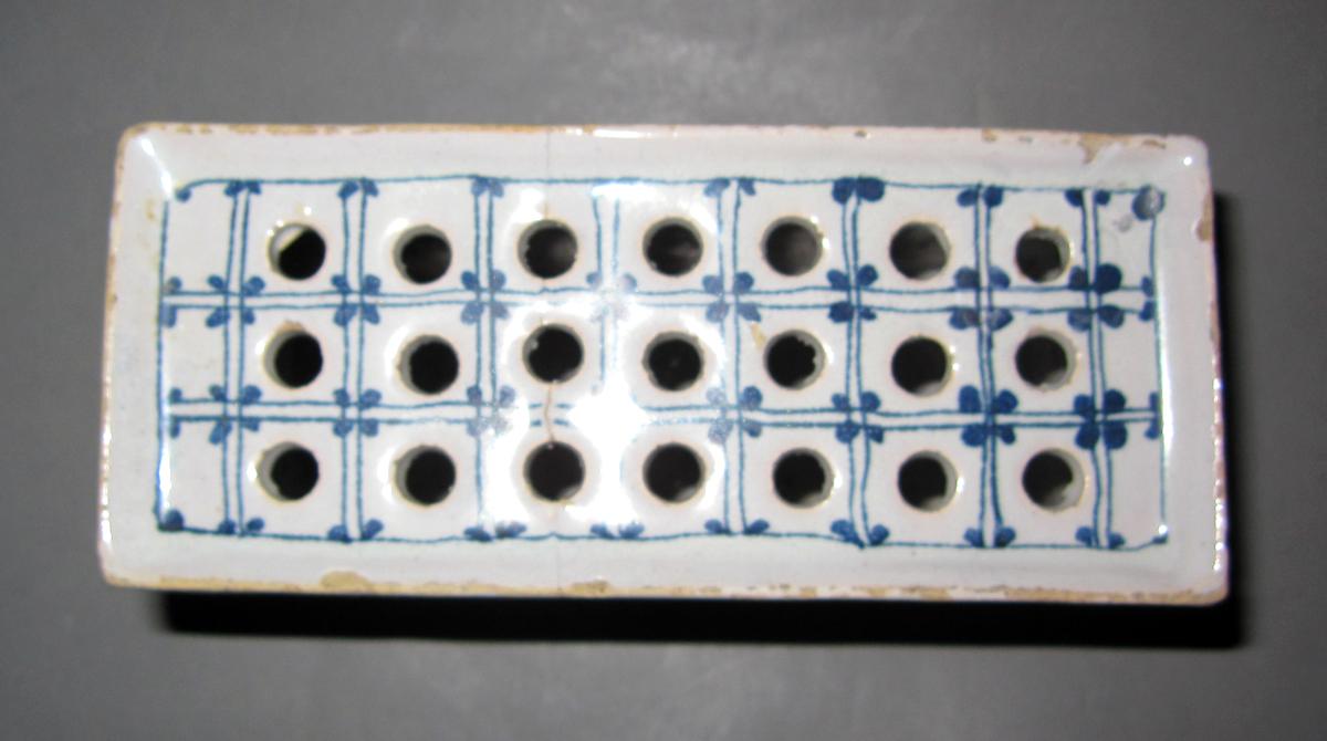 1958.1530 Delft flower container top