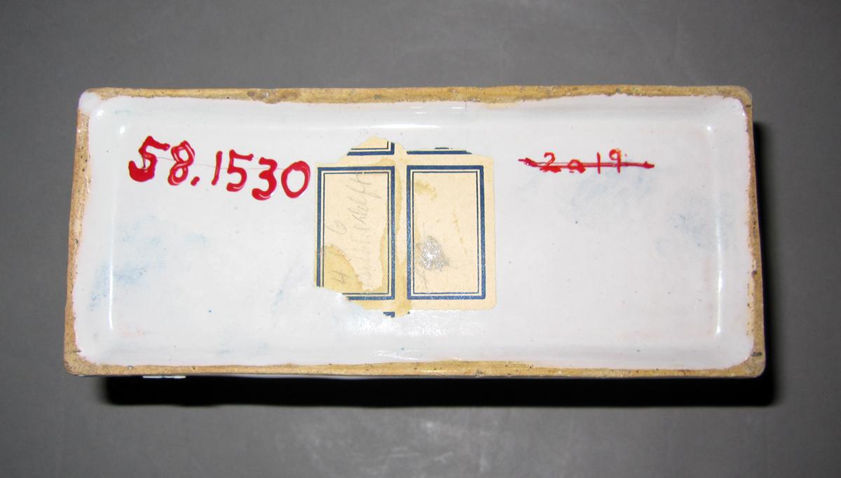 1958.1530 Delft flower container underside