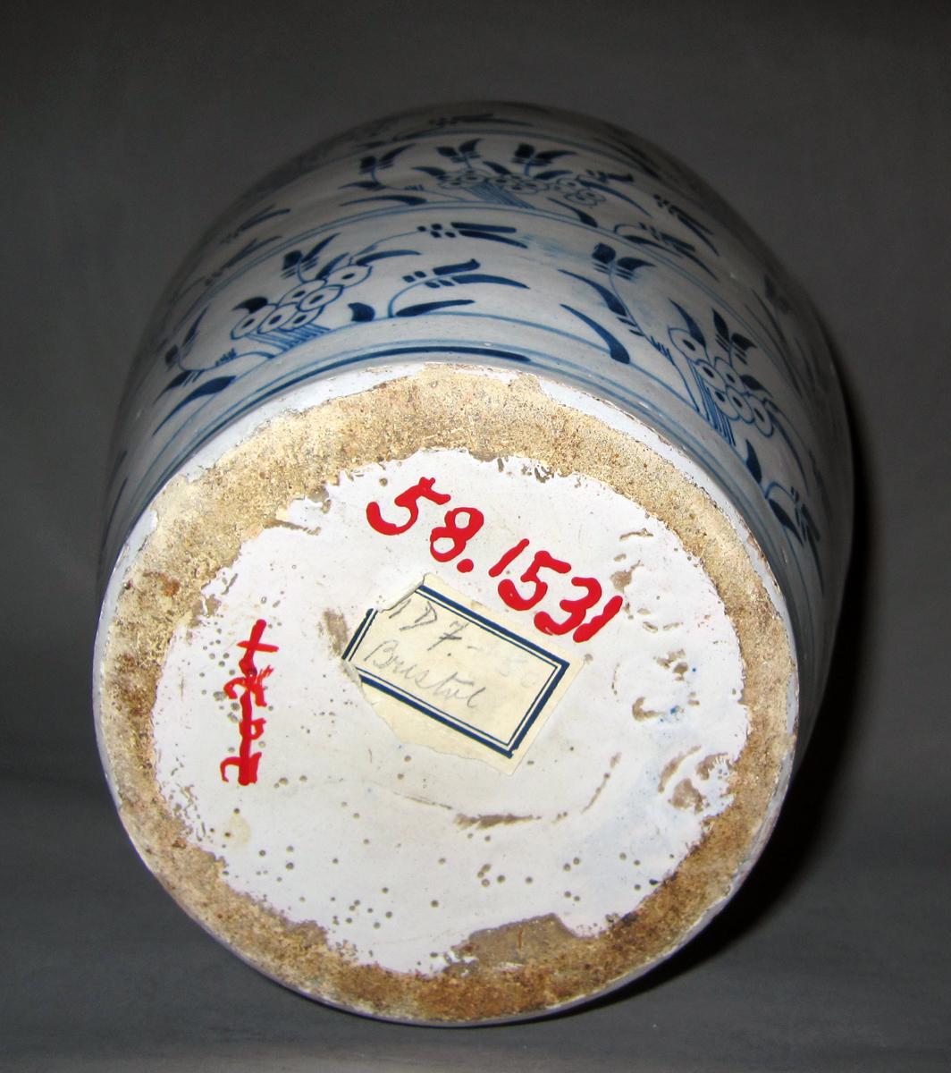 1958.1531 Delft flower container underside