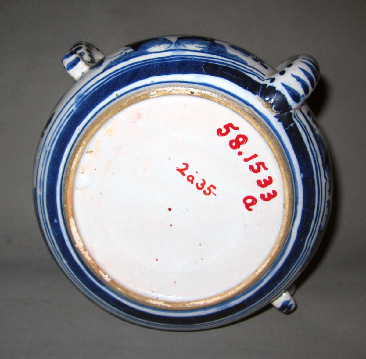 1958.1533 A Delt posset pot underside