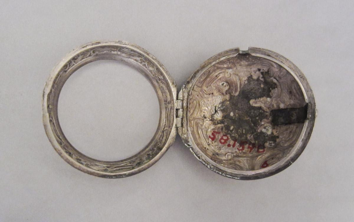 1958.1540 B Watch case, interior