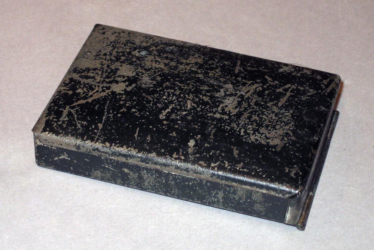 1958.1543 Pocket match and candleholder