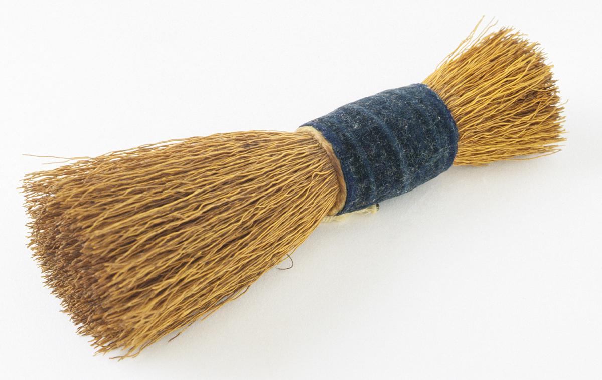 1958.1572 Brush