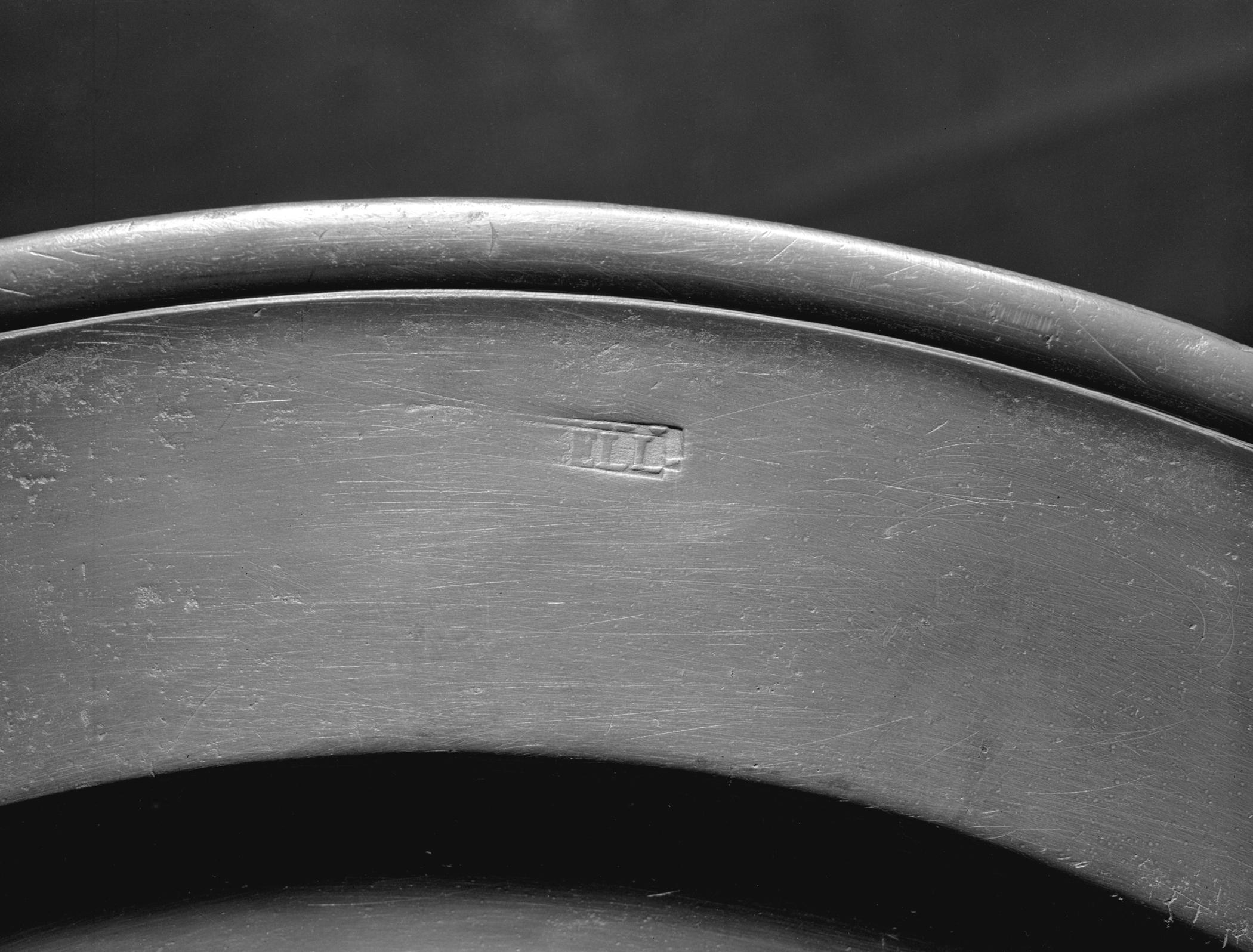 1953.0028 Pewter plate (rim mark)
