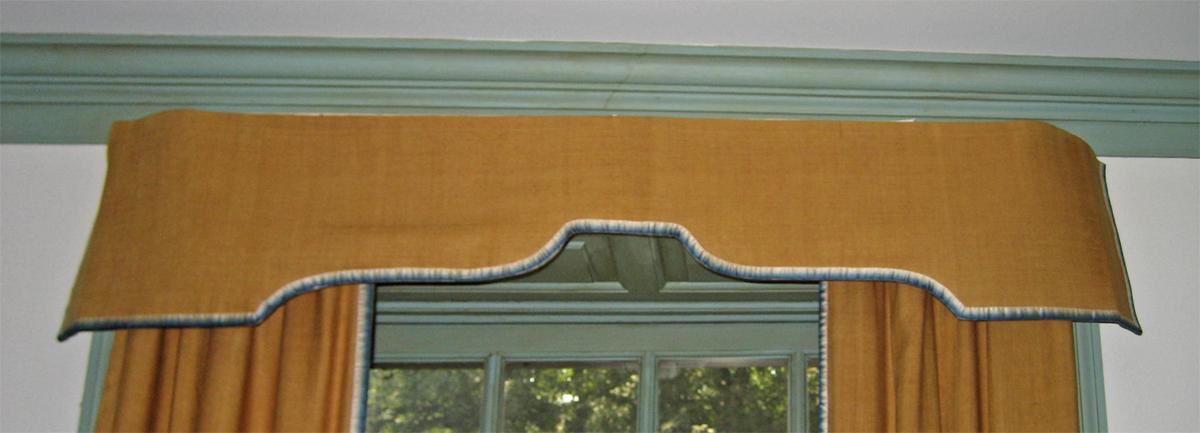 1958.1588.001 C window hanging, valance