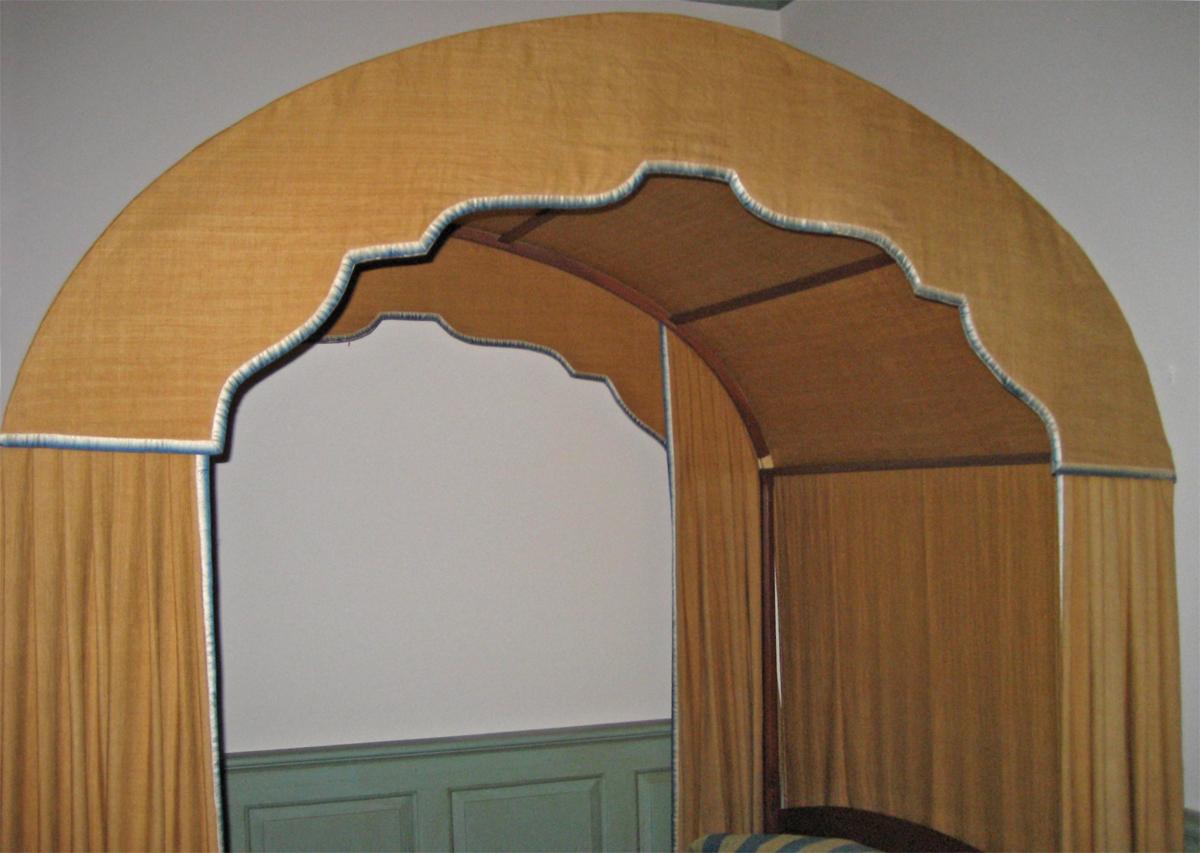1958.1588 bed hangings valance detail