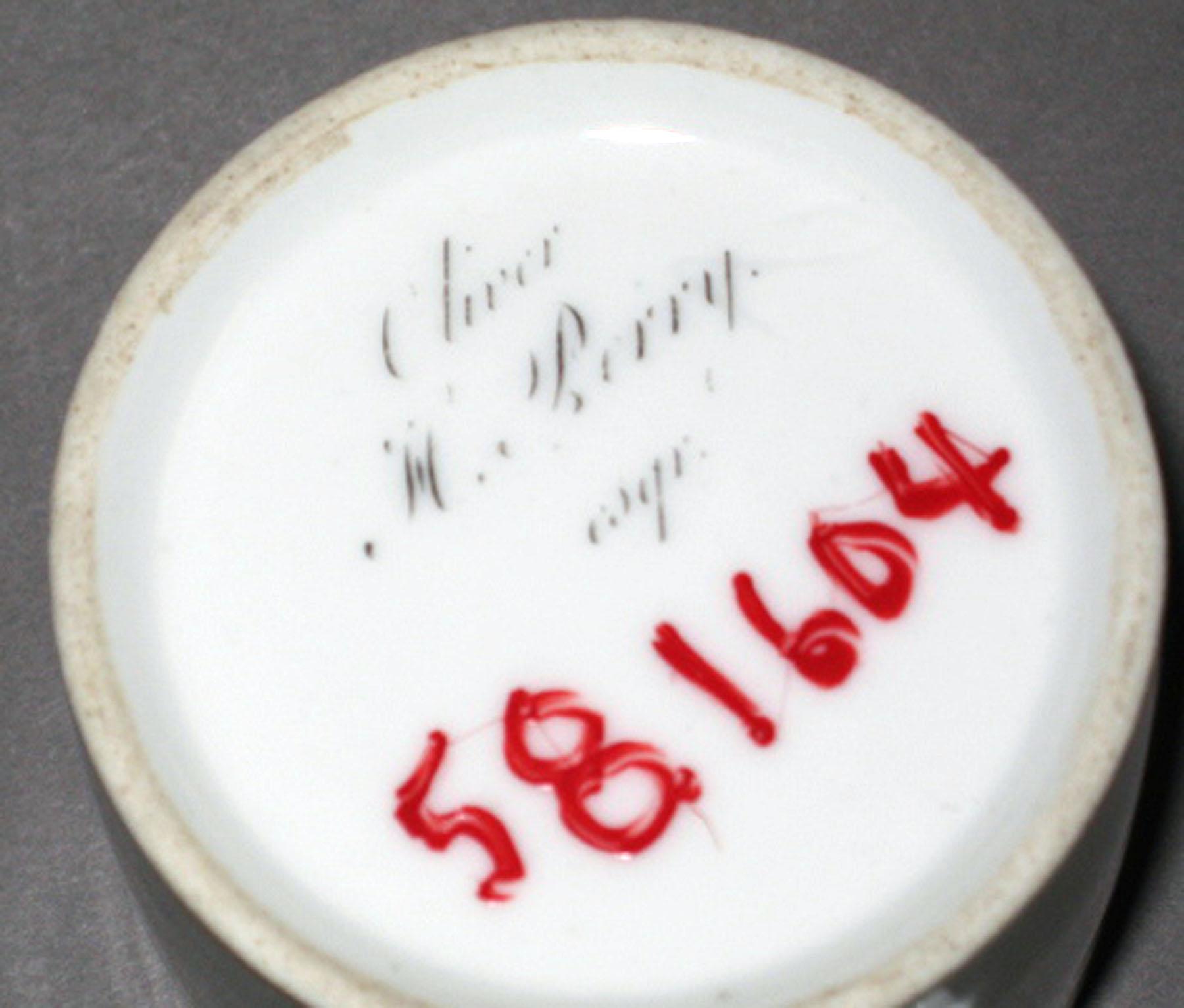 1958.1604 Porcelain cup (underside)