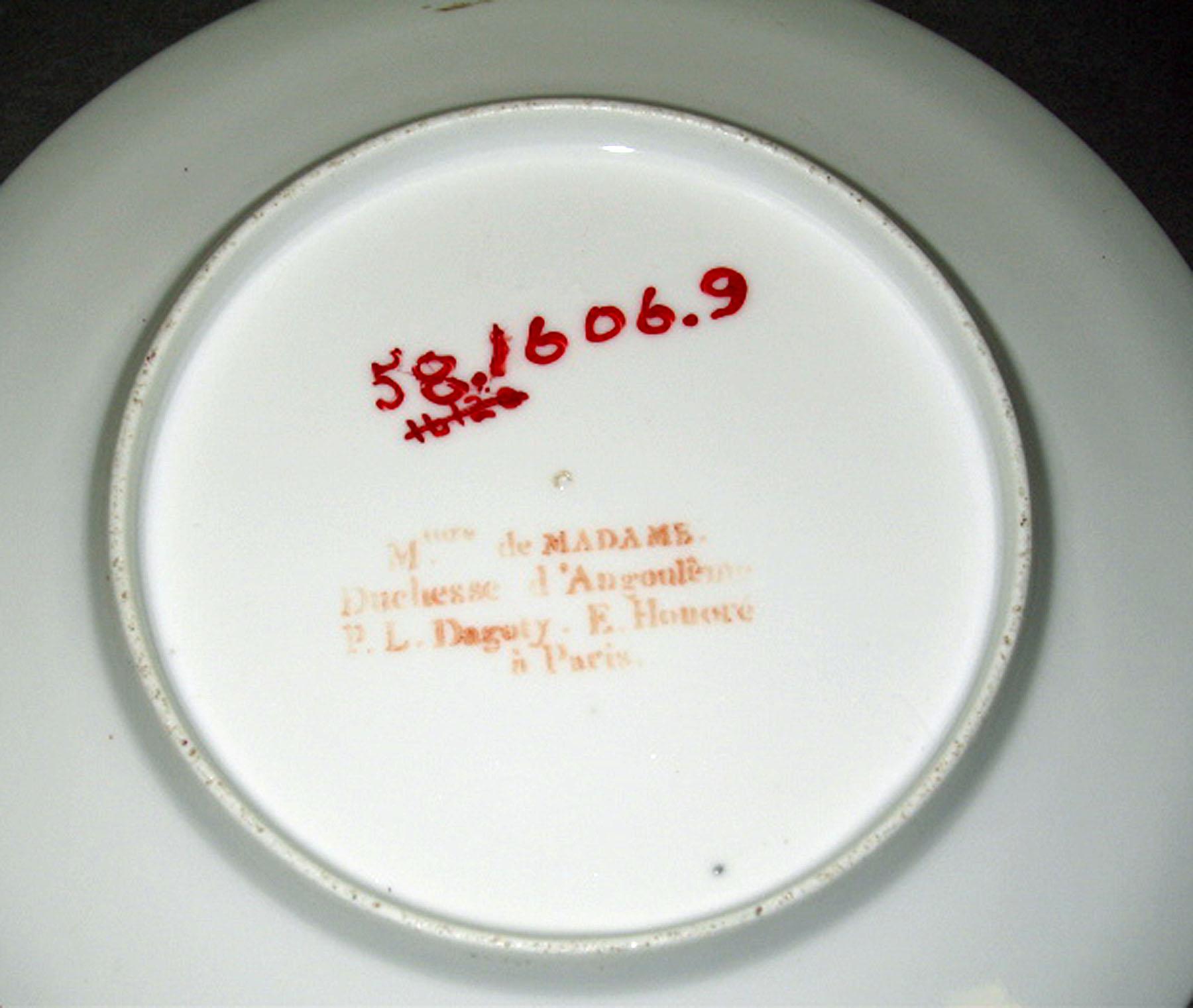1958.1606.009 Porcelain plate (underside)