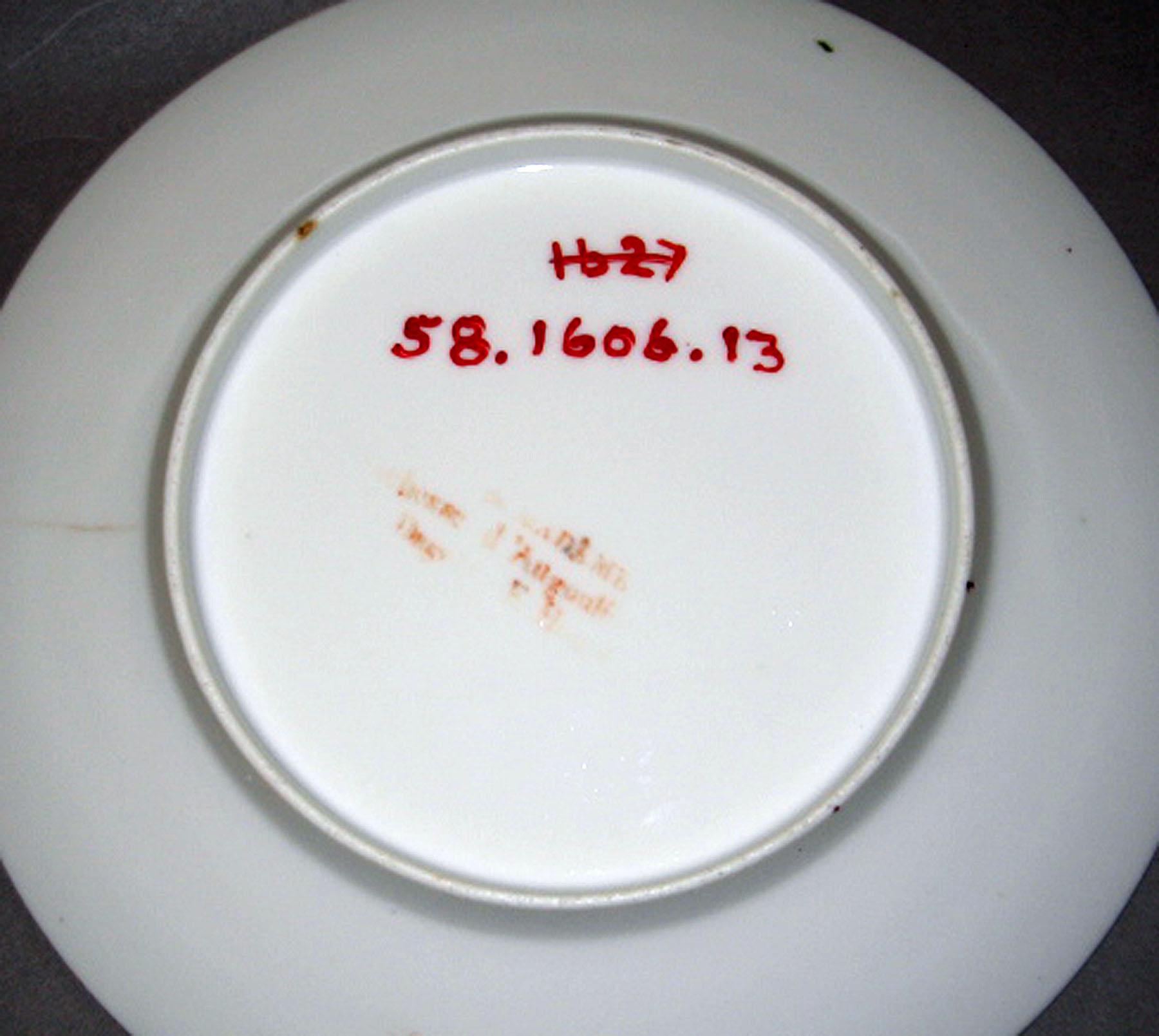 1958.1606.013 Porcelain plate (underside)