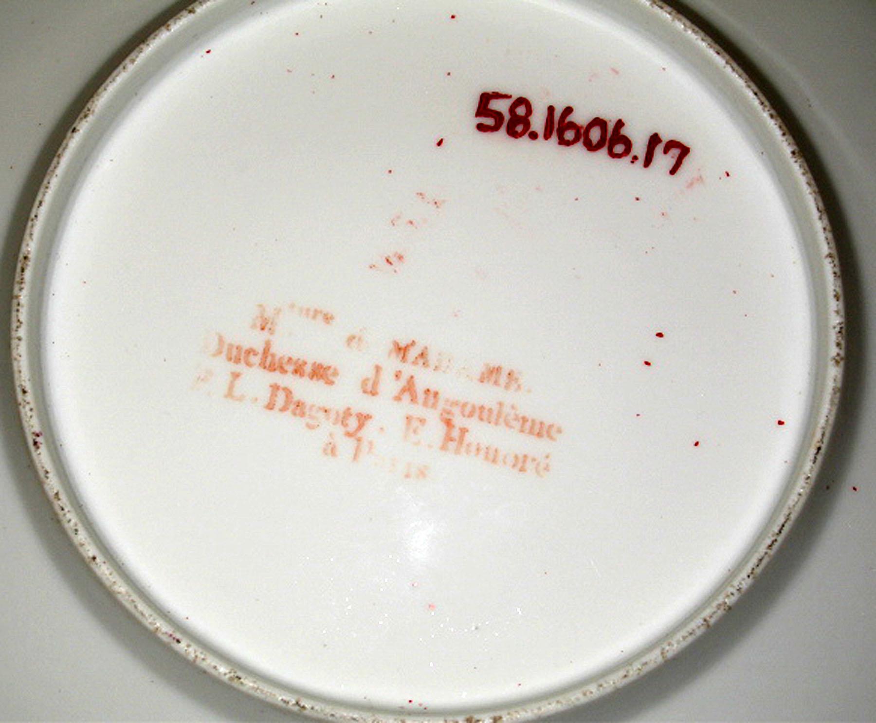 1958.1606.017 Porcelain plate (underside)