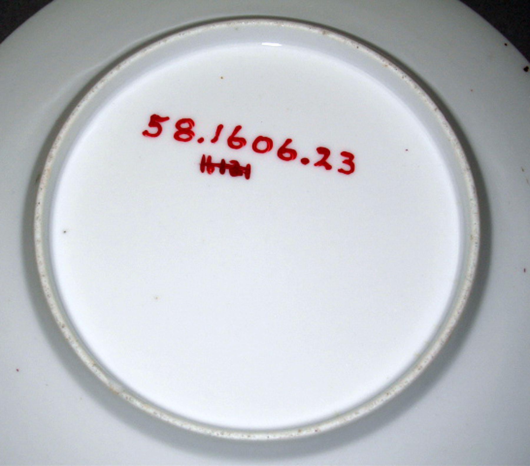 1958.1606.023 Porcelain plate (underside)