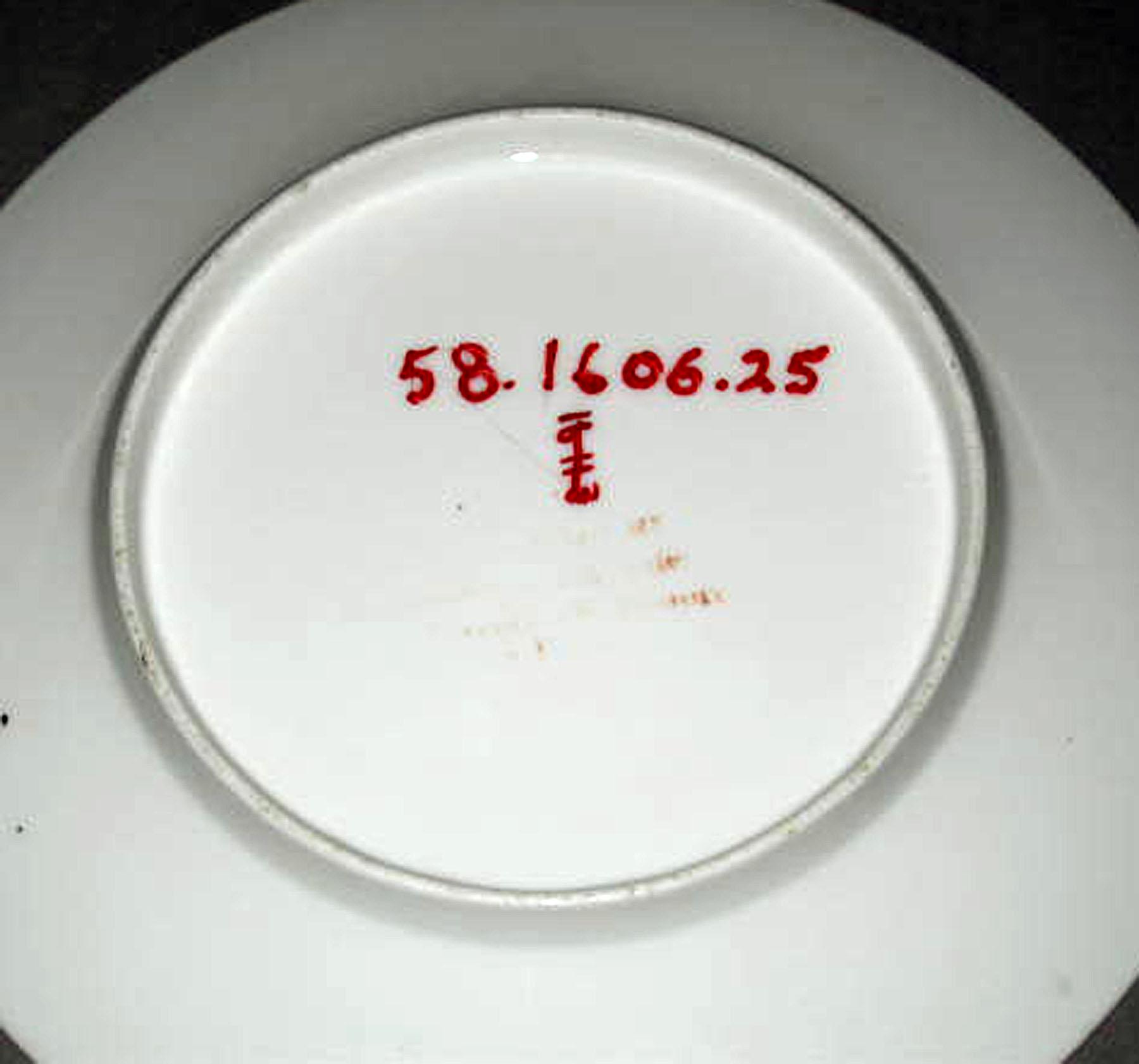 1958.1606.025 Porcelain plate (underside)