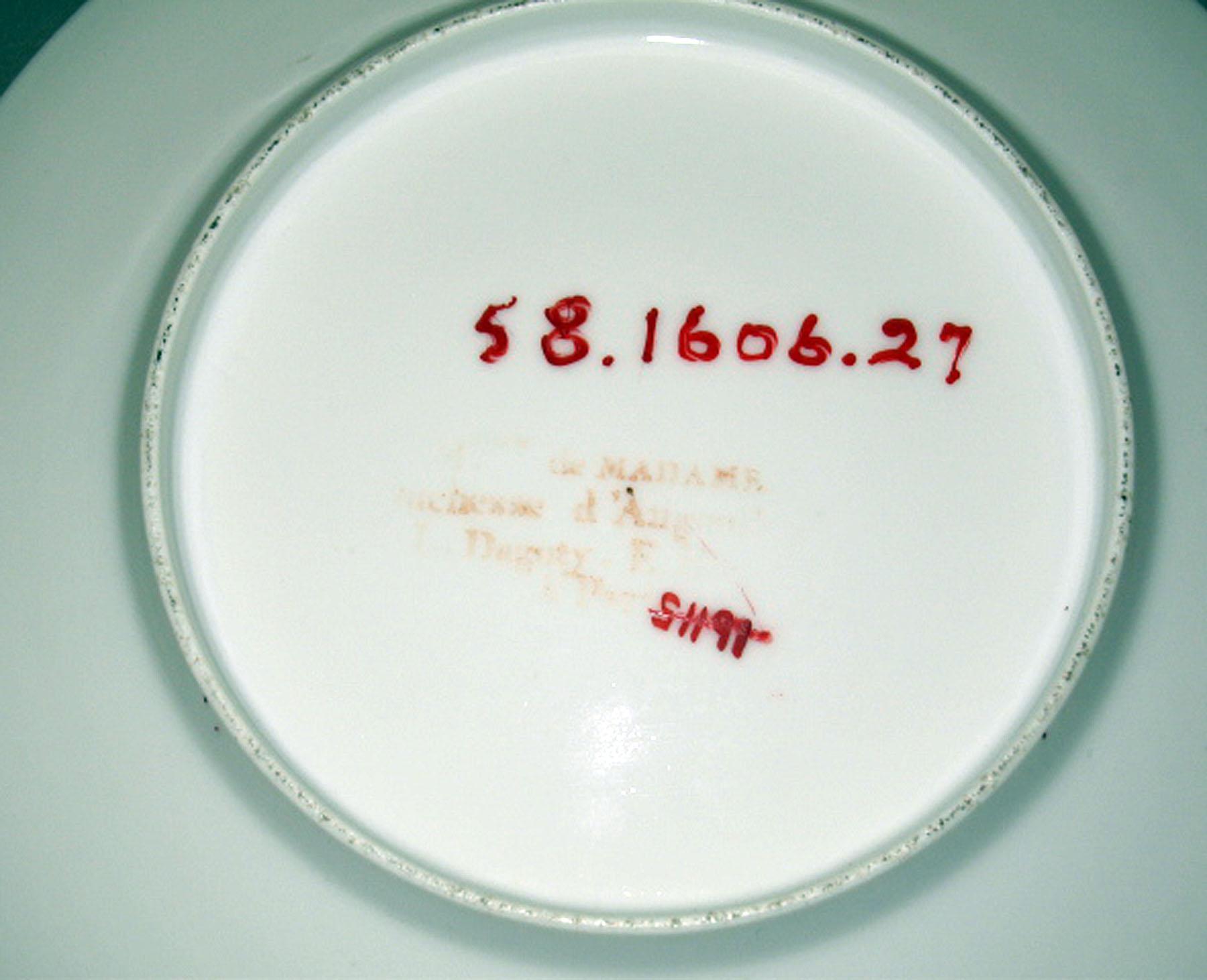 1958.1606.027 Porcelain plate (underside)