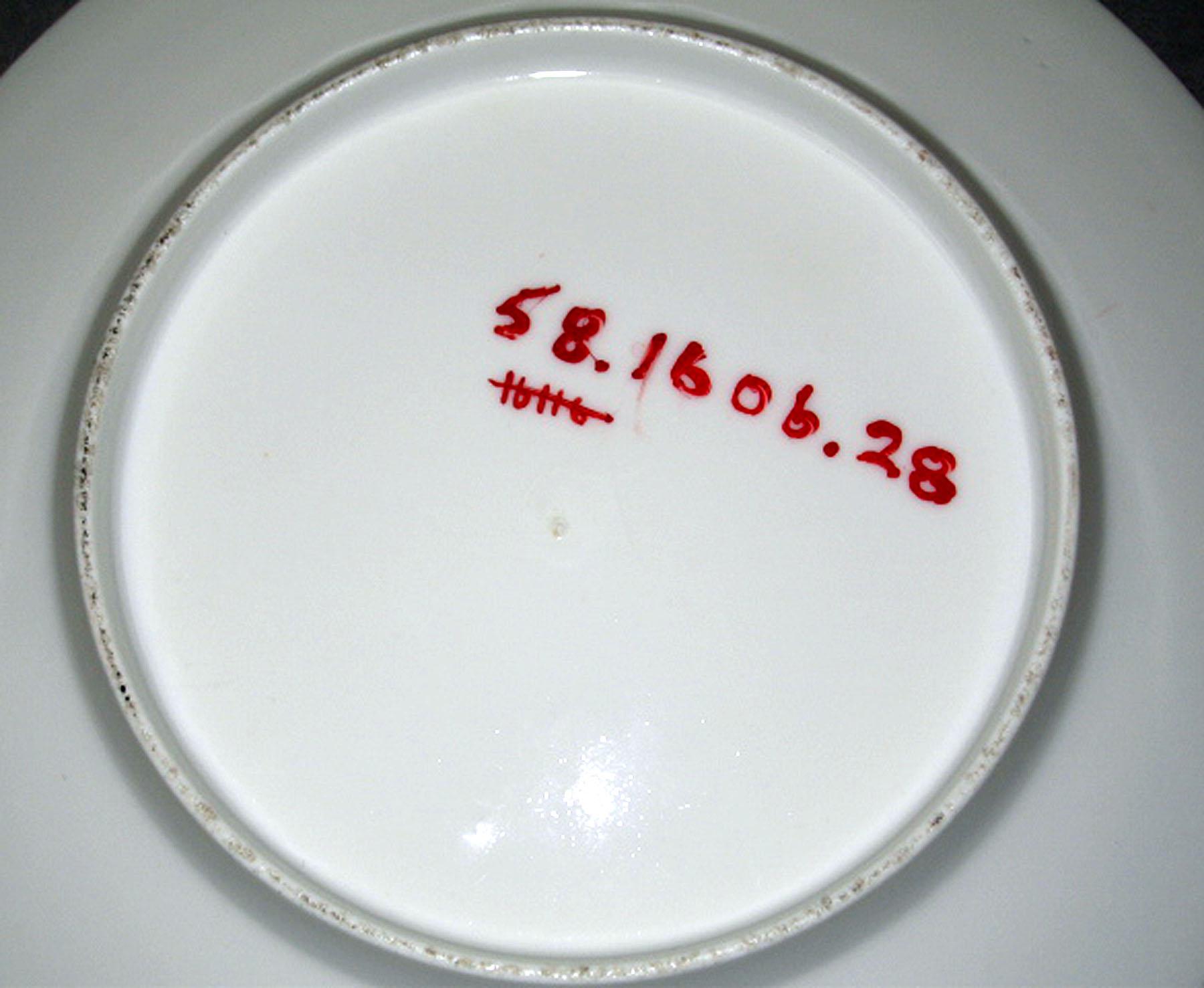 1958.1606.028 Porcelain plate (underside)