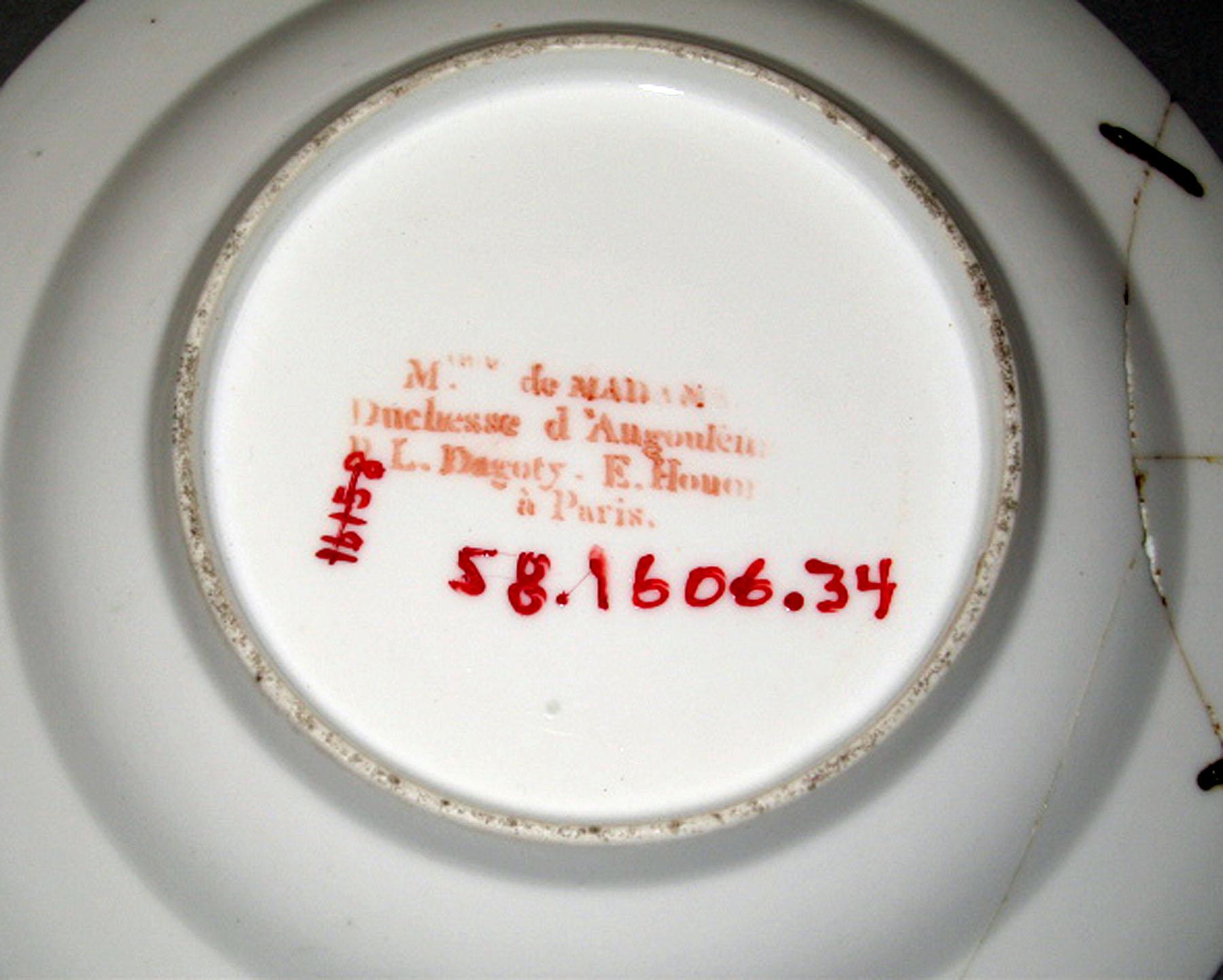 1958.1606.034 Porcelain plate (underside)