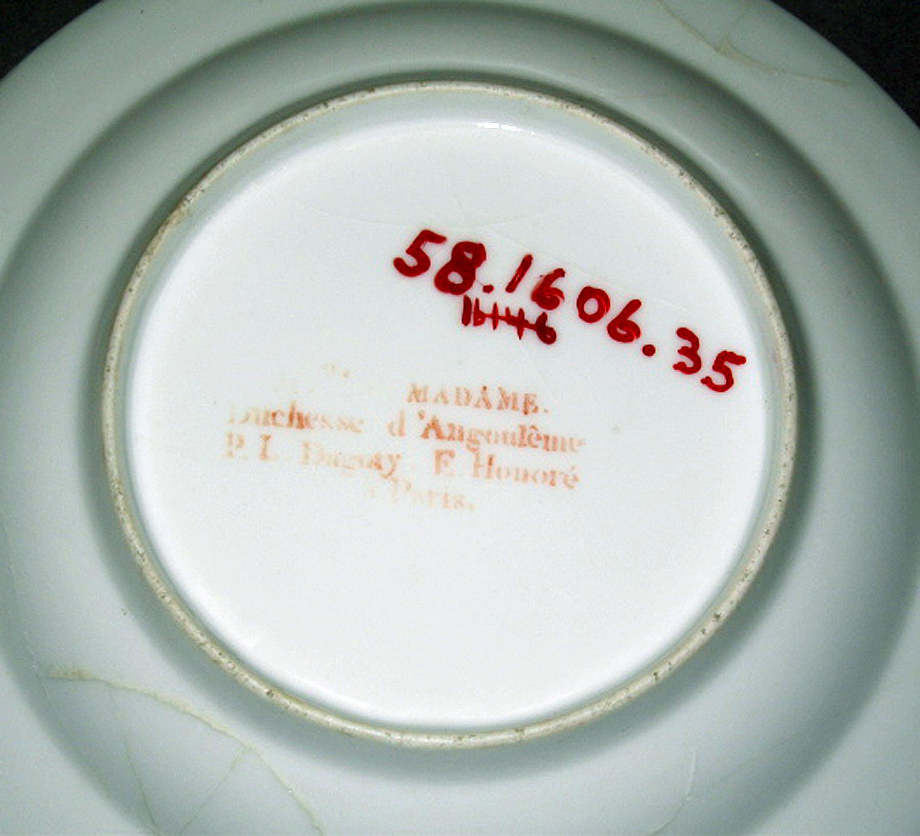 1958.1606.035 Porcelain plate (underside)