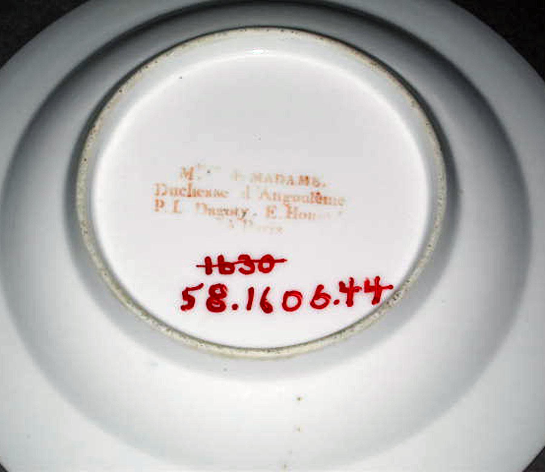 1958.1606.044 Porcelain plate (underside)