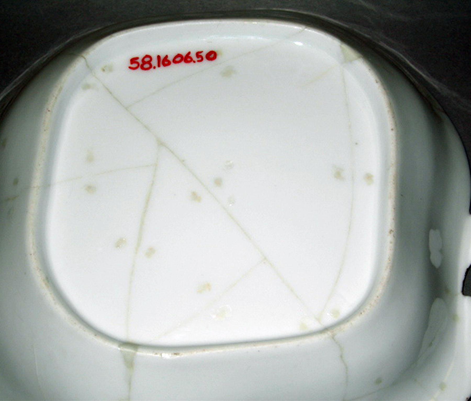 1958.1606.050 Porcelain dish (underside)