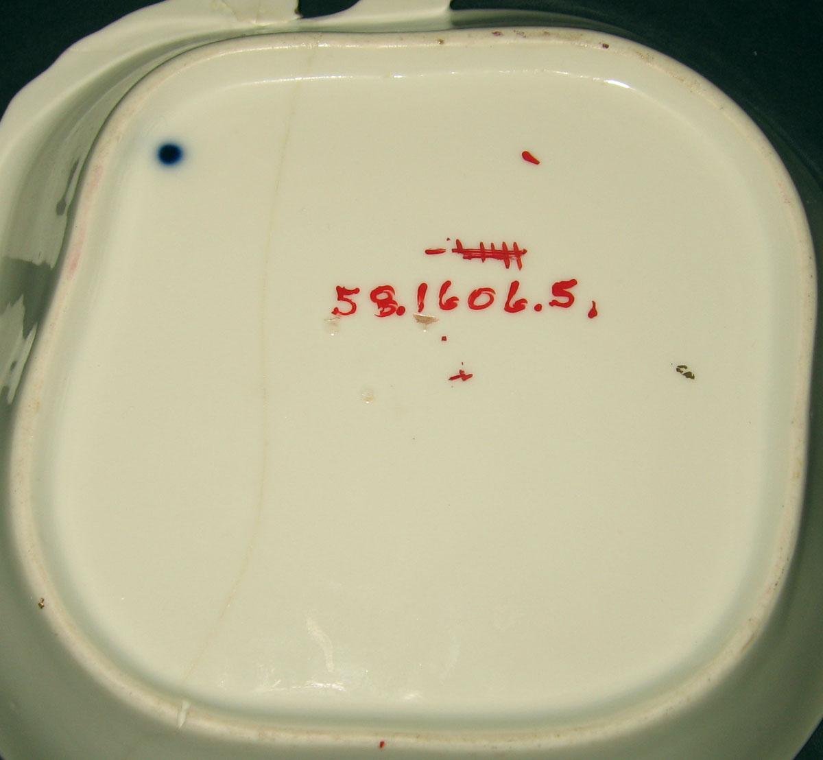 1959.1606.051 Porcelain dish (underside)