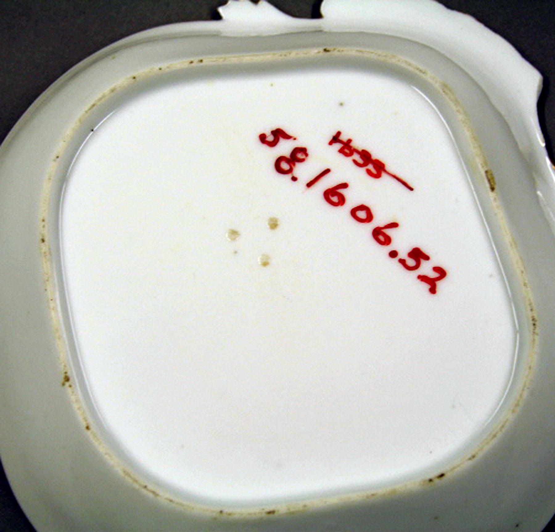 1958.1606.052 Porcelain dish (underside)