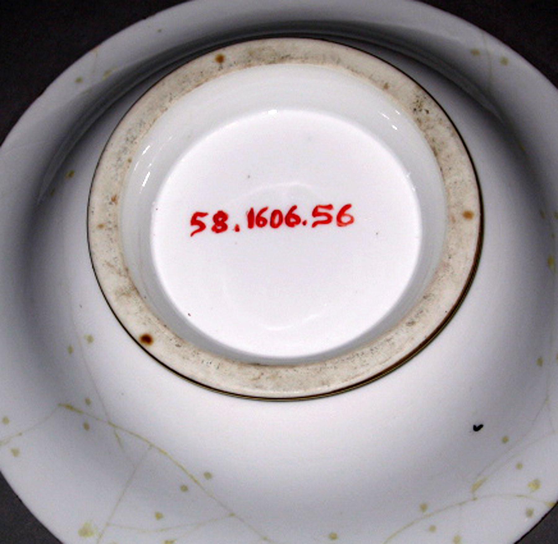 1958.1606.056 Porcelain footed bowl (underside)
