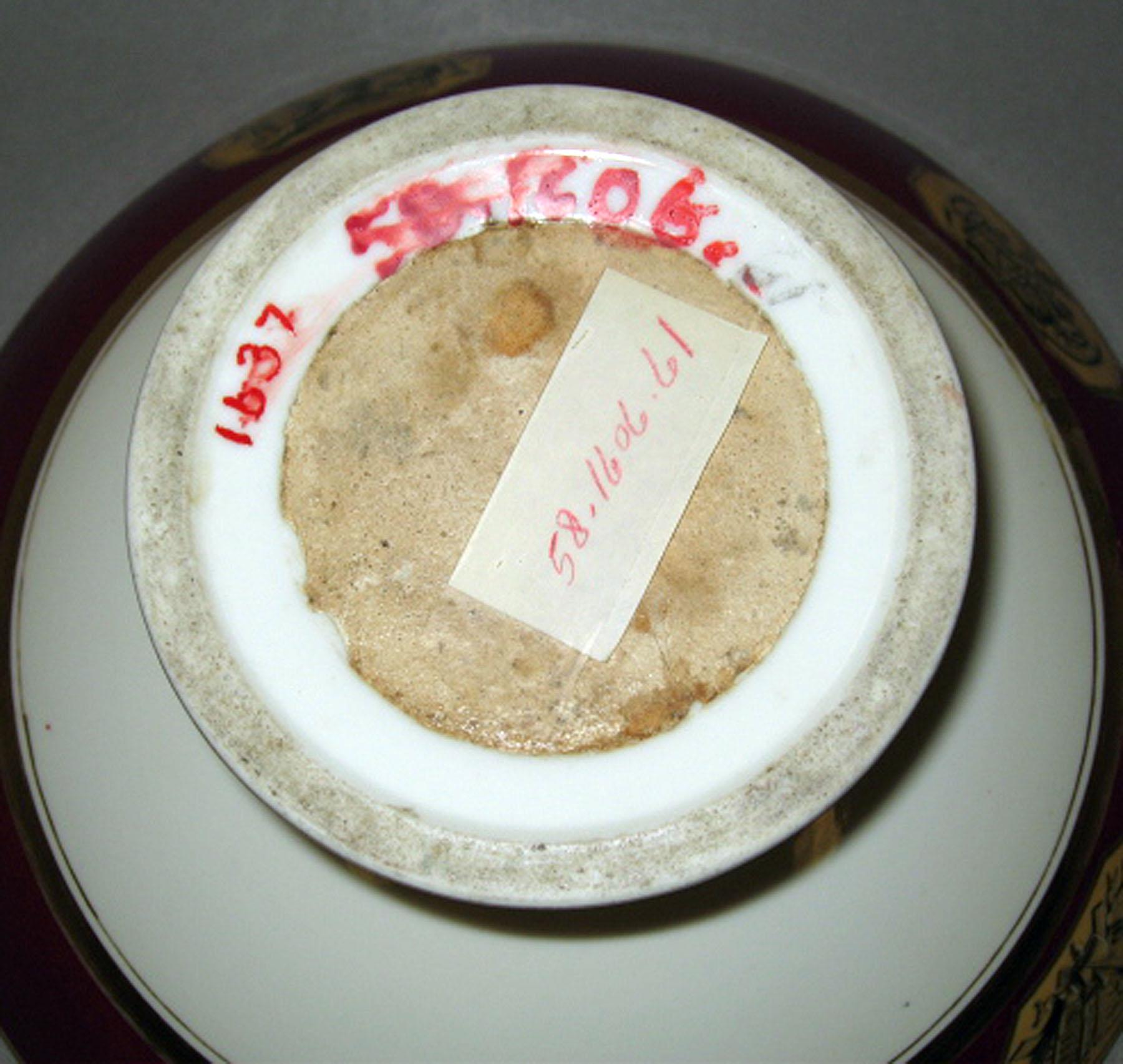 1958.1606.061 Porcelain compote (underside)