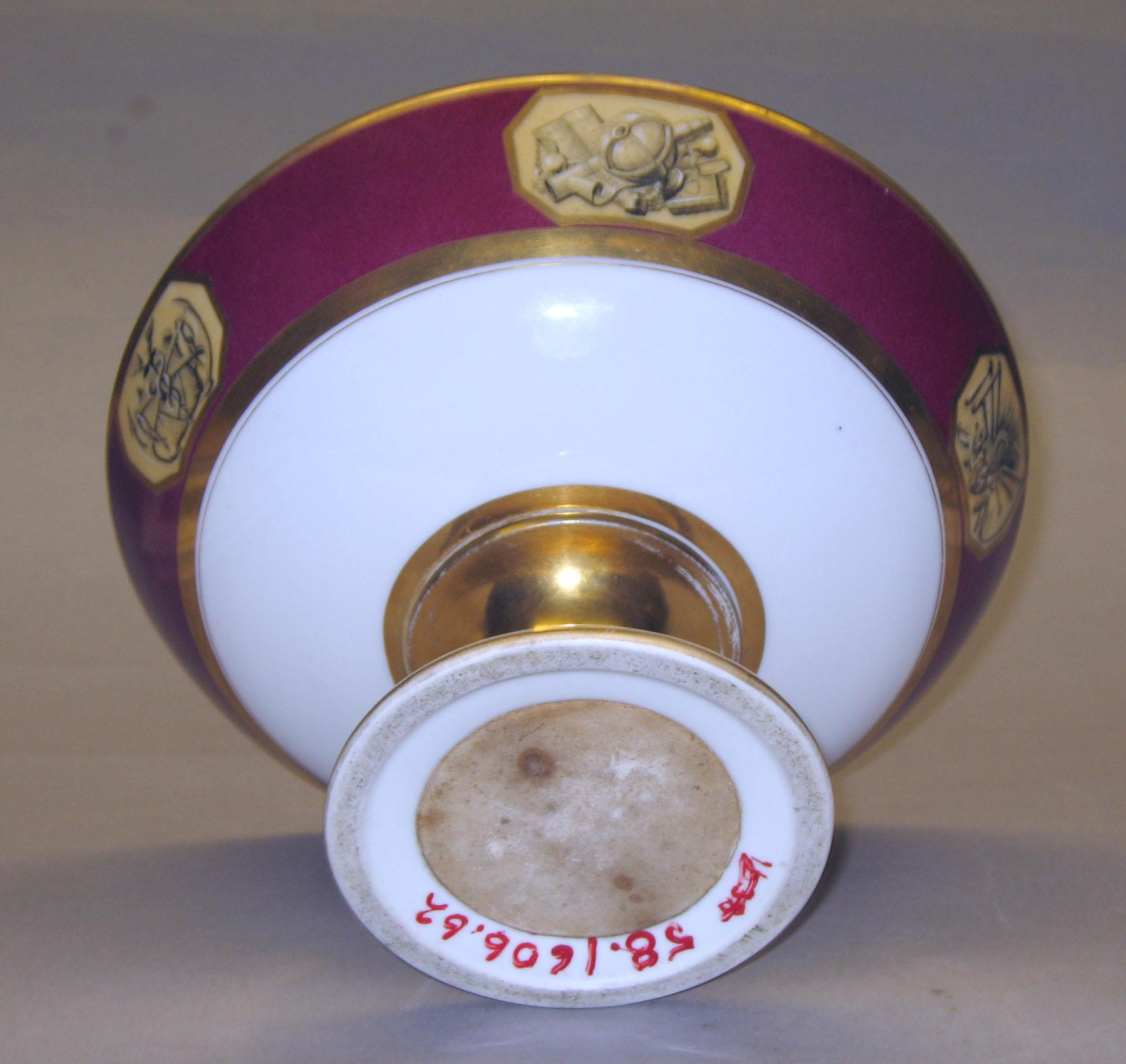 1958.1602.062 Porcelain compote or dish (bottom)
