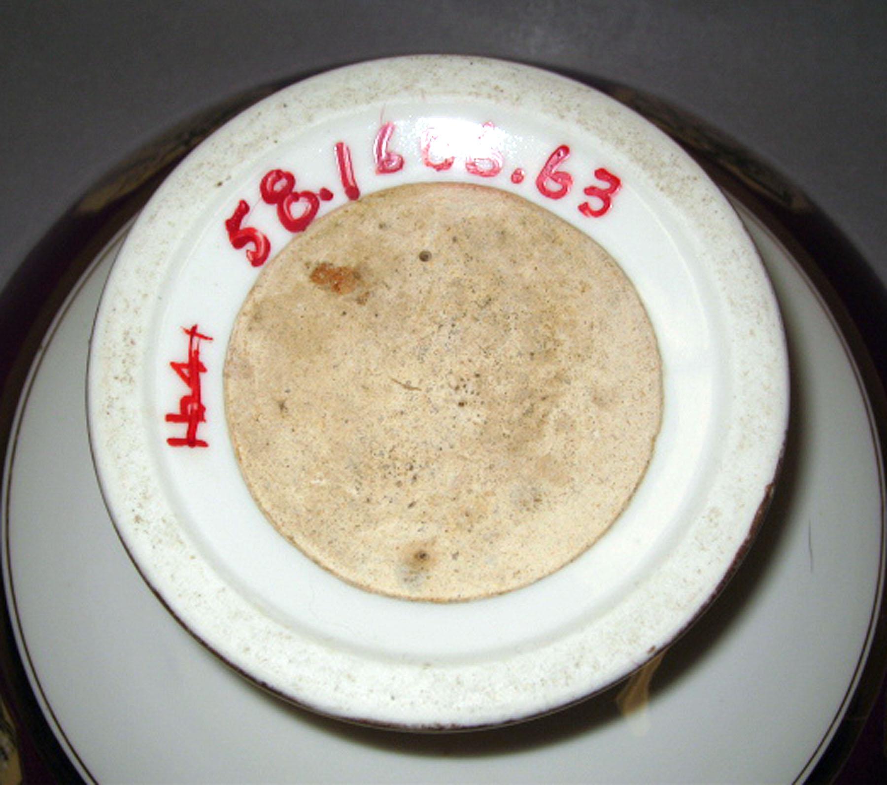 1958.1606.063 Porcelain compote (underside)