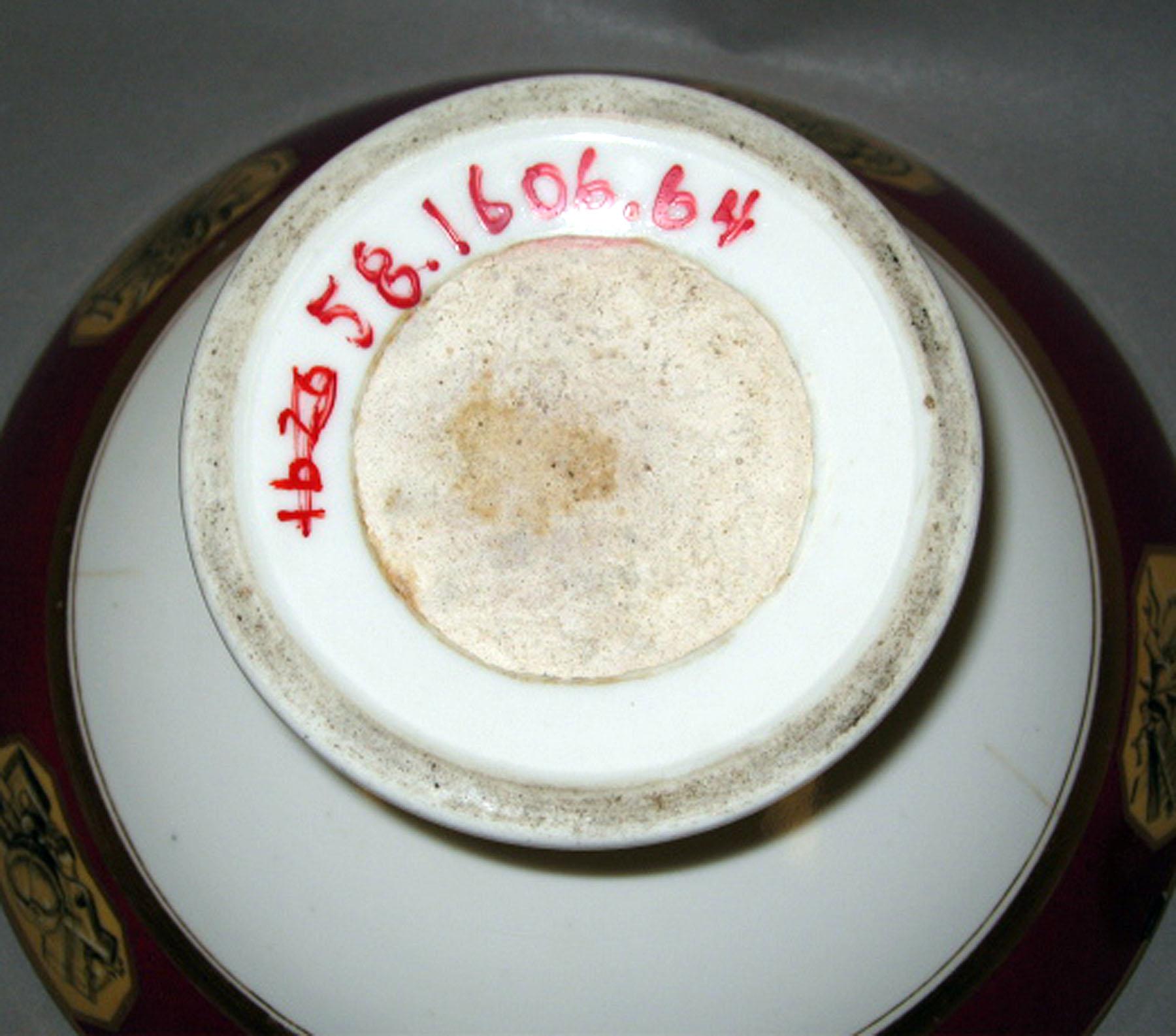 1958.1606.064 Porcelain compote (underside)