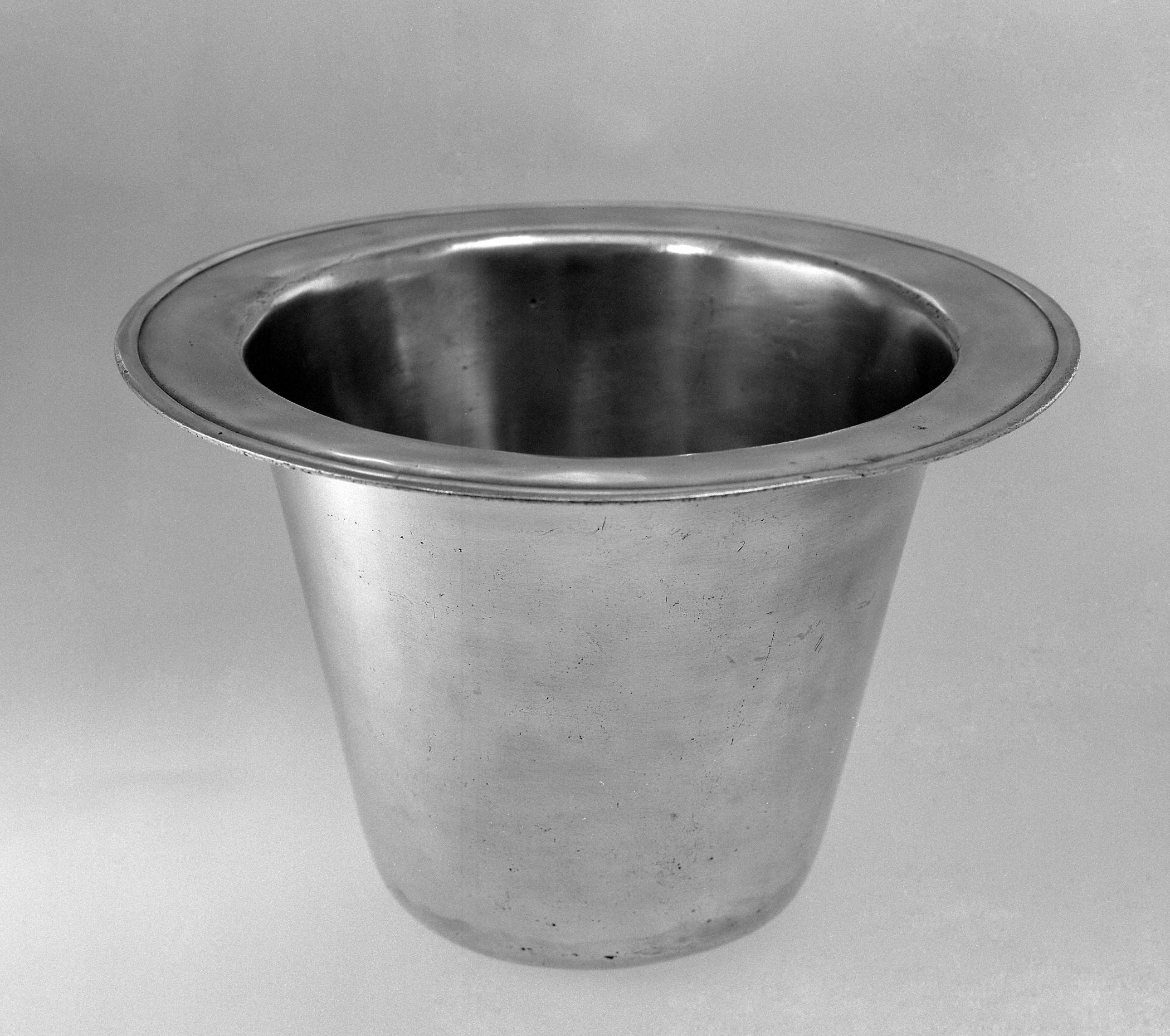 1958.1736 Pewter commode