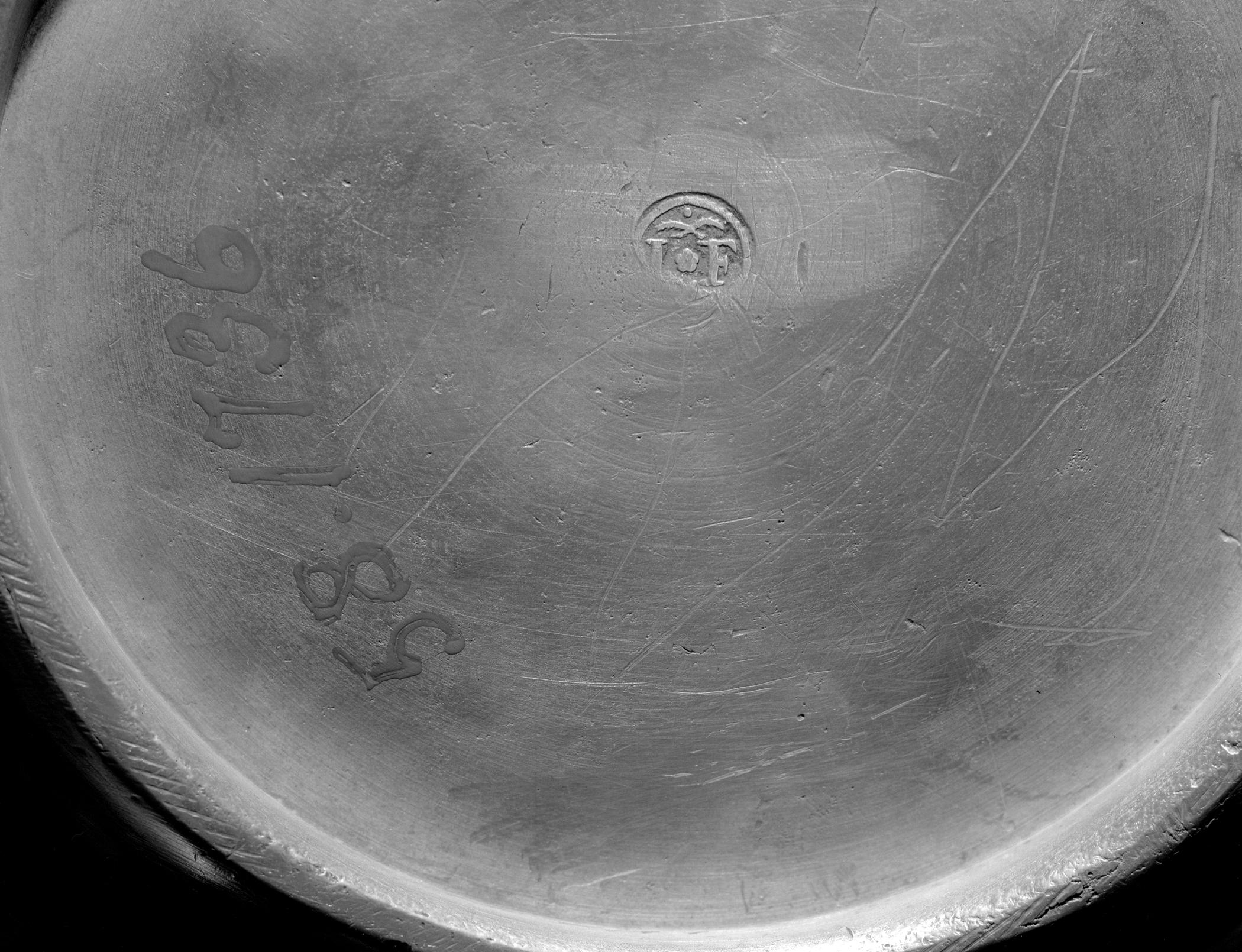 1958.1736 Pewter commode (mark)