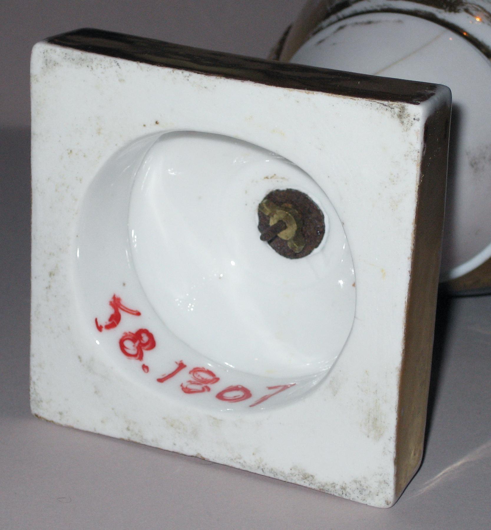 1958.1807 Porcelain Lafayette vase (bottom)