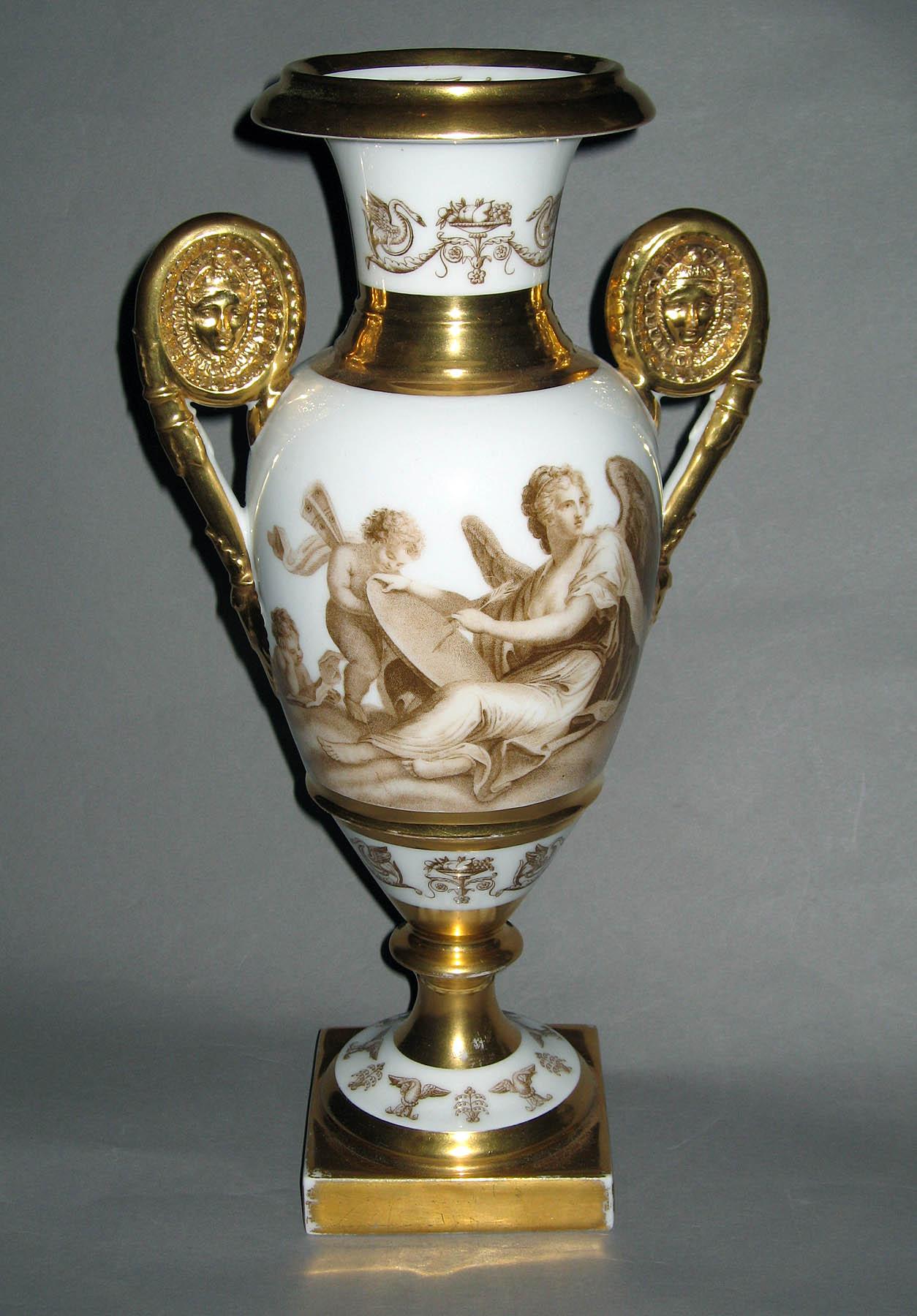 1958.1810.001 Porcelain vase (one side)