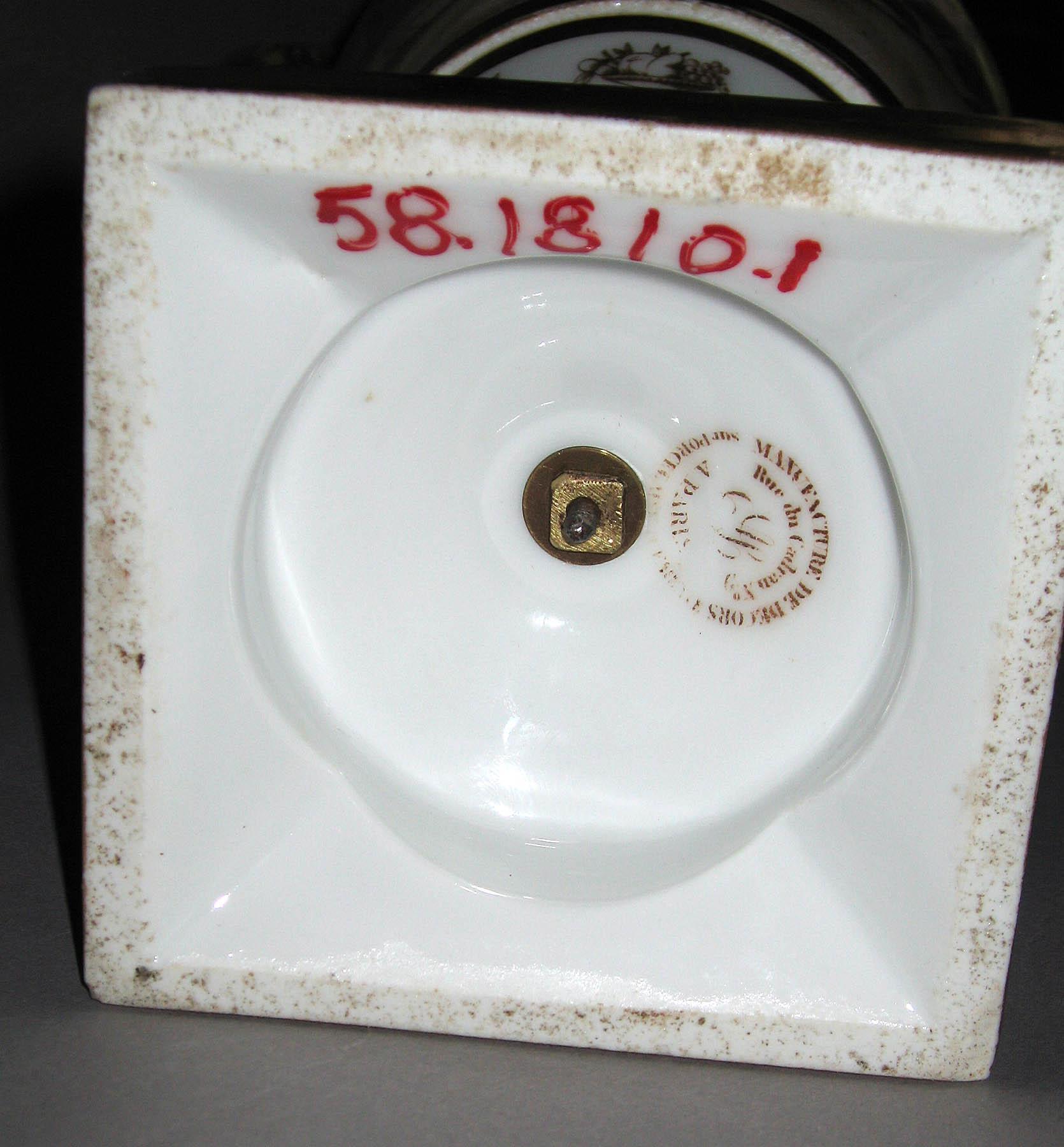 1958.1810.001 Porcelain vase (underside)
