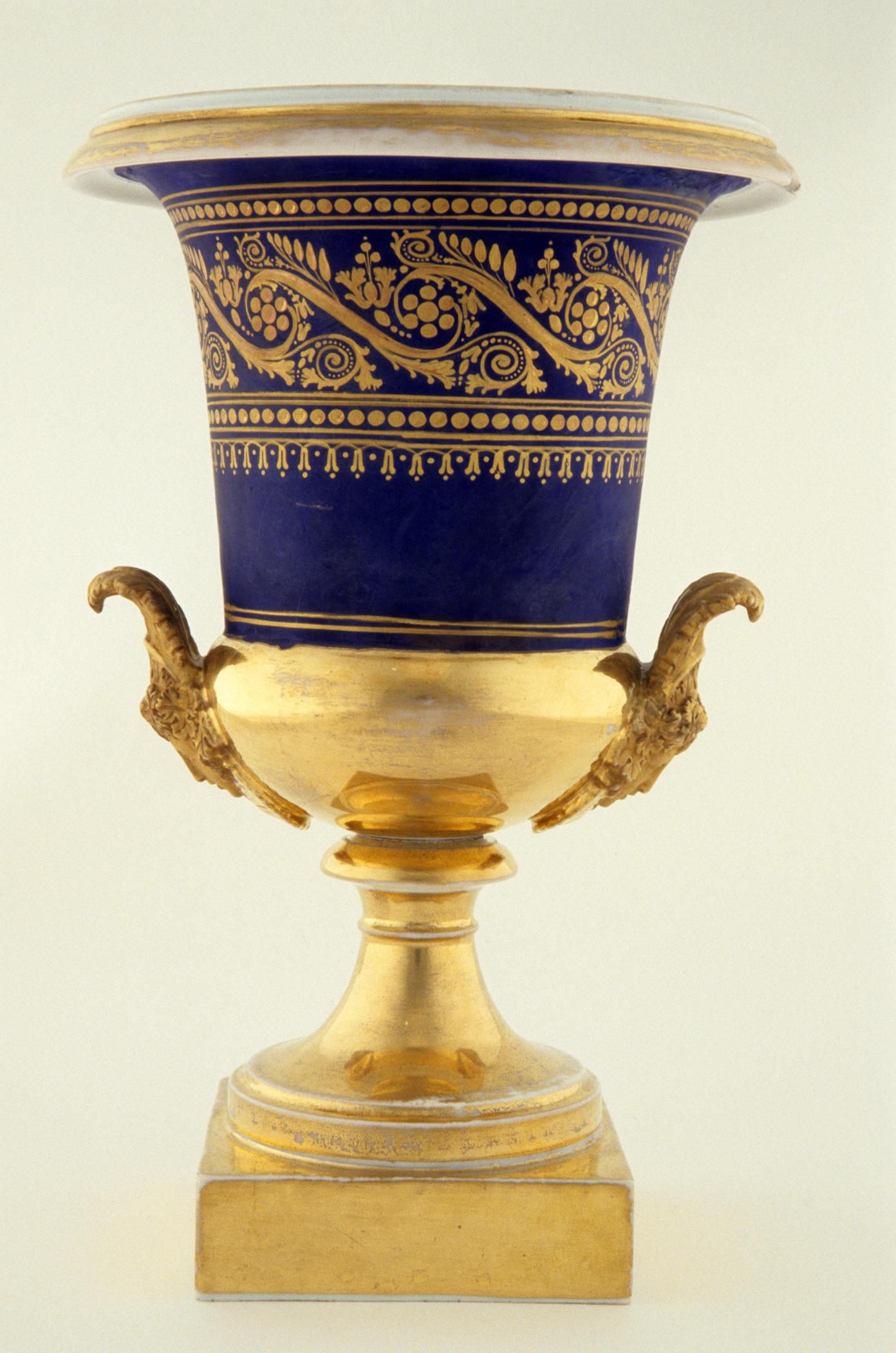 1958.1813.001 Porcelain vase (Overall, View 1)