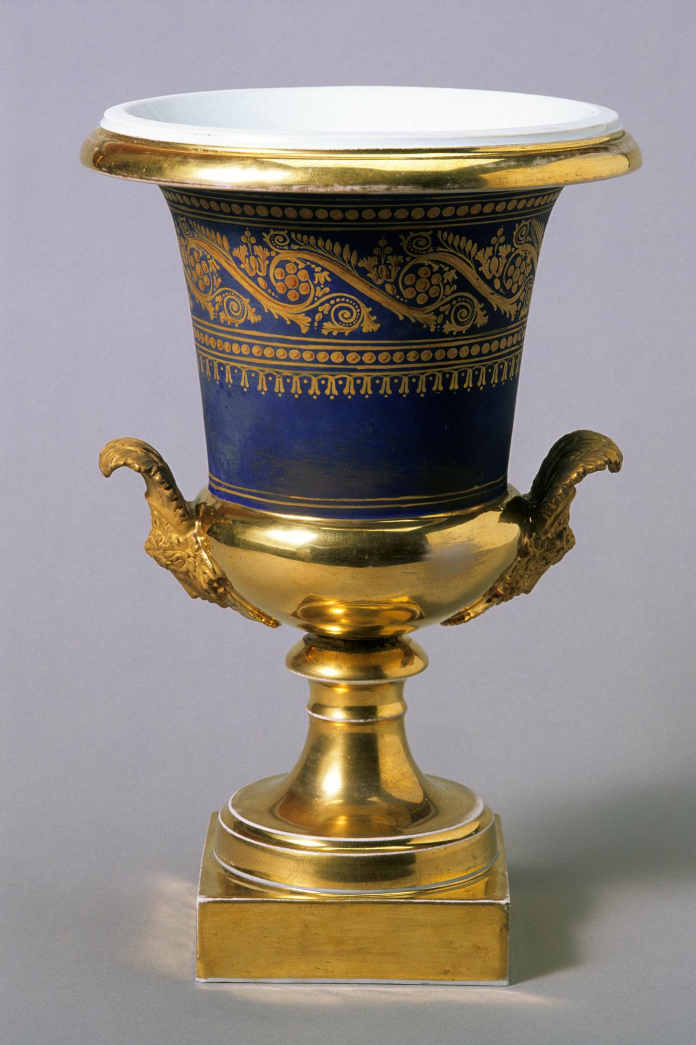 1958.1813.001 Porcelain vase (Overall, View 2)