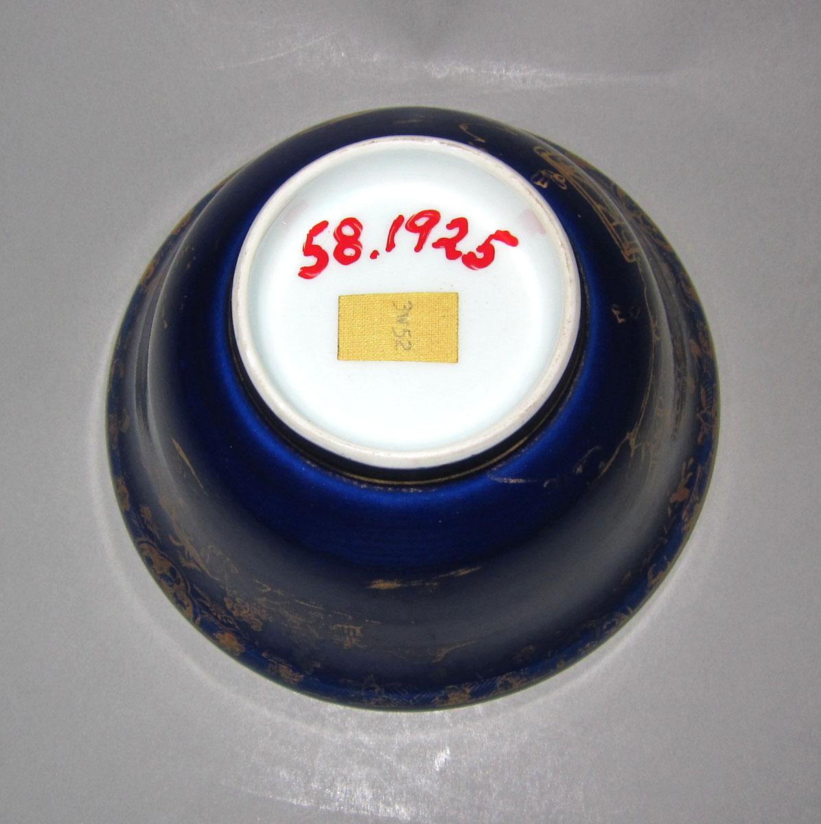 1958.1925 Porcelain sugar bowl underside